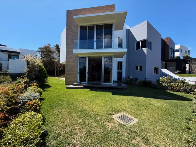 House for sale in residential dreams!