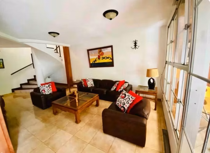 Bella casa en condominio