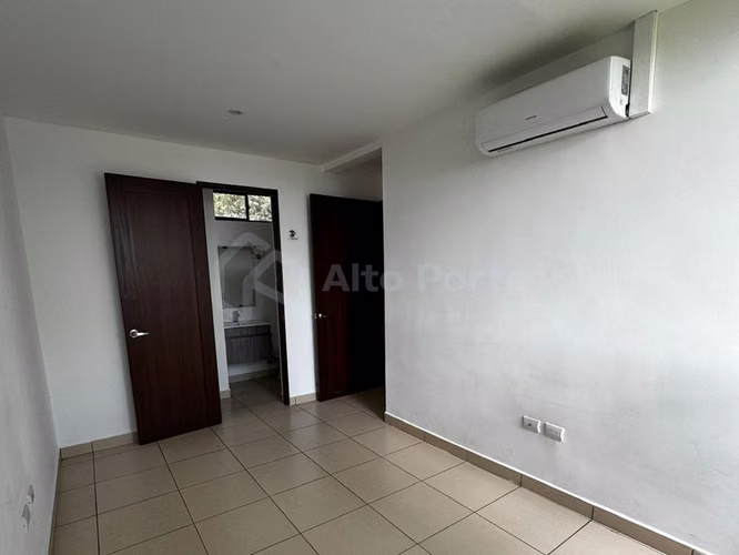 Apartamento en venta con terraza y vista en Los Planes de Renderos