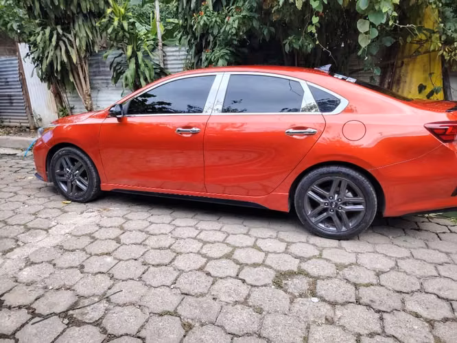 Vendo bonito forte 2021 lineaGT con boton de encendido manecias con sensores cámara frontal asistencia de carril bien bonito inf 