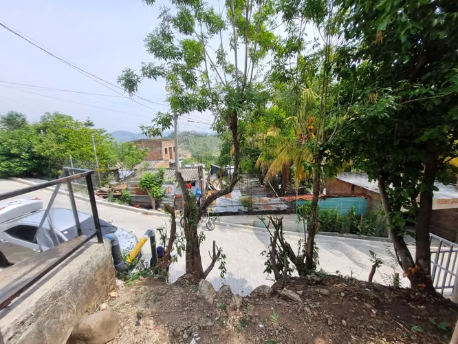 Terreno en venta con construcción  en Colonia Trinidad Metapán Santa Ana - Imagen 3