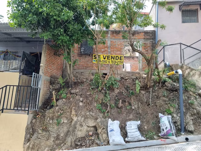 Terreno en venta con construcción  en Colonia Trinidad Metapán Santa Ana - Imagen 5