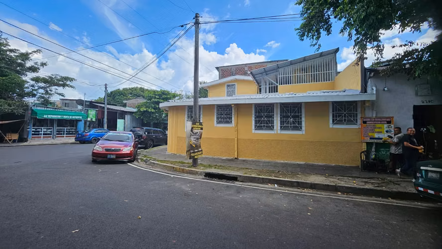 Venta de Casa en Colonia Mugdan, Calle 5 Noviembre, San Salvador