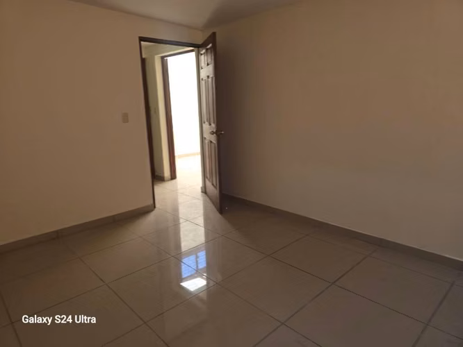 SE VENDE CASA METRÓPOLIS REMODELA, NO PRIVADO, tiene 450 v2 de terreno y 300 mts2