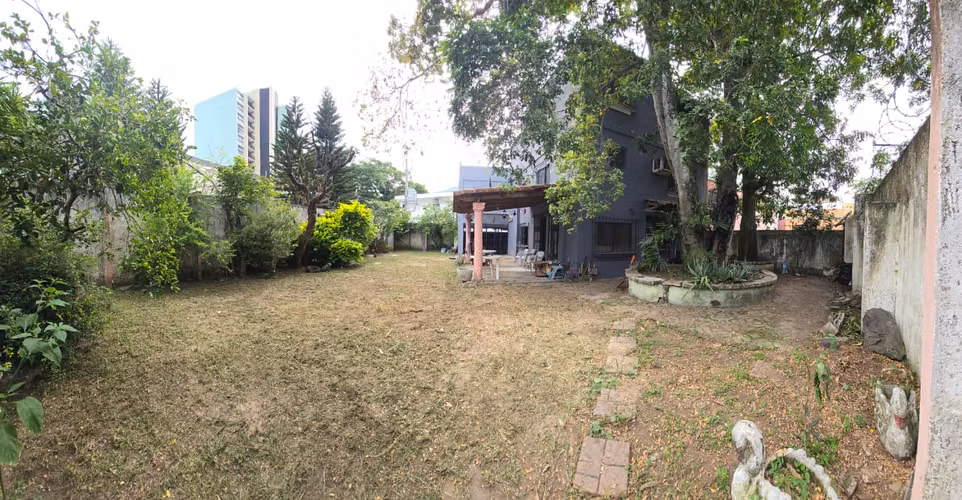 CASA CON AMPLIO TERRENO EN VENTA - POTENCIAL COMERCIAL- INDUSTRIAL- SERVICIOS