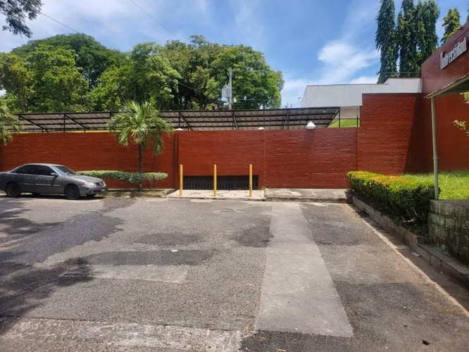 # SE VENDE CASA CONTIGUO A UNIVERSIDAD GERARDO BARRIOS - Imagen 2