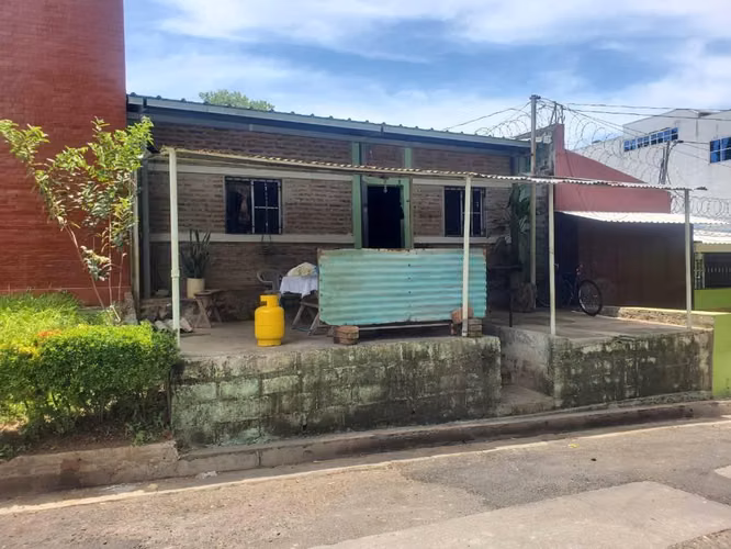 # SE VENDE CASA CONTIGUO A UNIVERSIDAD GERARDO BARRIOS - Imagen 3