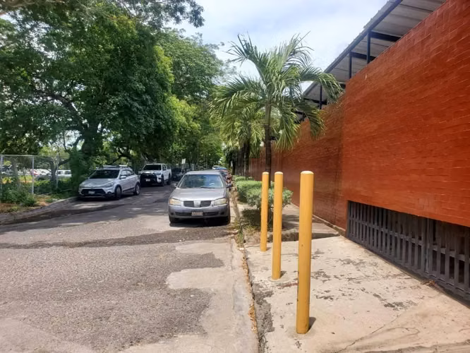 # SE VENDE CASA CONTIGUO A UNIVERSIDAD GERARDO BARRIOS - Imagen 4