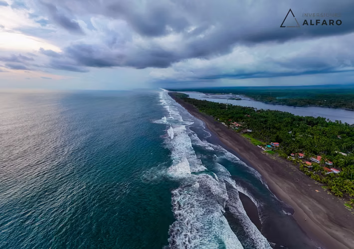 Exclusivo Terreno de 3.5 Mz frente a mar y bocana en Barra de Santiago - Imagen 3
