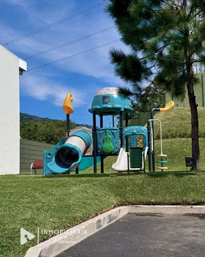 Casa Escalón con jardín, terraza y vistas al volcán 1,990 uso.