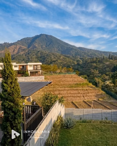 Casa Escalón con jardín, terraza y vistas al volcán 1,990 uso.