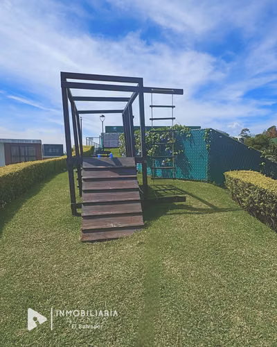 Casa Escalón con jardín, terraza y vistas al volcán 1,990 uso.
