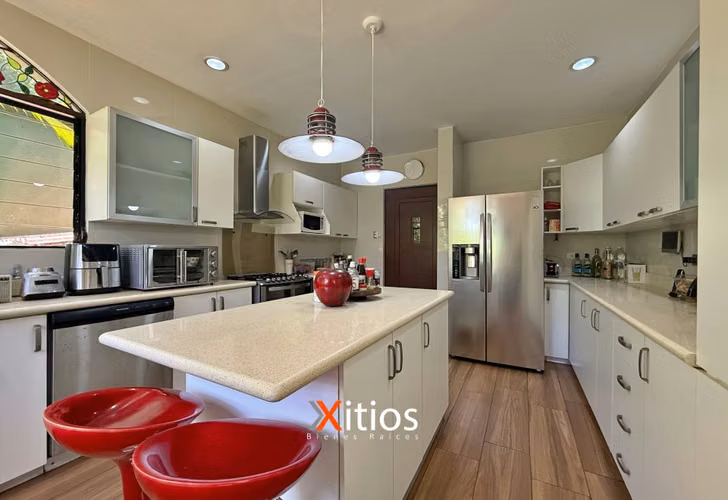 Venta de Casa en Cumbres de Cuscatlan SG
