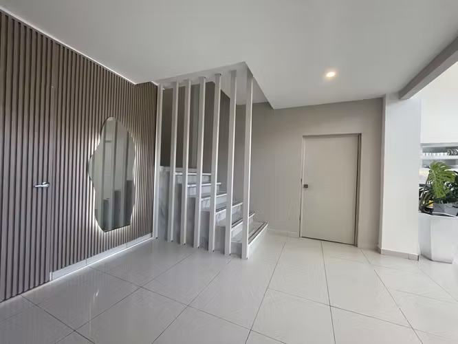 VENTA DE CASA MODERNA CON BODEGA Y OFICINAS EN LOURDES, COLÓN, LA LIBERTAD - Imagen 5