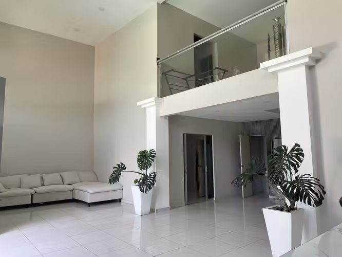VENTA DE CASA MODERNA CON BODEGA Y OFICINAS EN LOURDES, COLÓN, LA LIBERTAD - Imagen 2