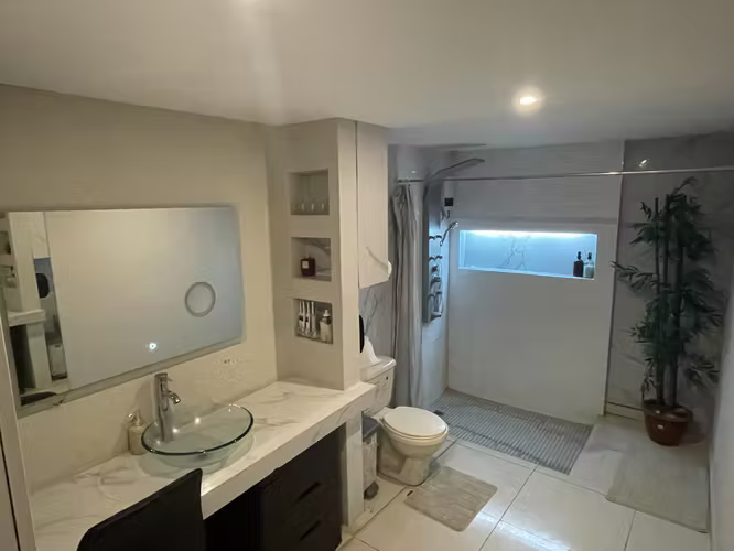 VENTA DE CASA MODERNA CON BODEGA Y OFICINAS EN LOURDES, COLÓN, LA LIBERTAD - Imagen 7