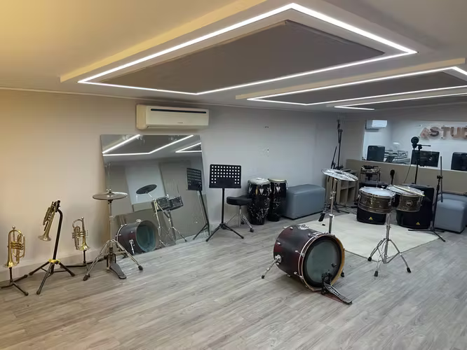 VENTA DE CASA MODERNA CON BODEGA Y OFICINAS EN LOURDES, COLÓN, LA LIBERTAD - Imagen 12