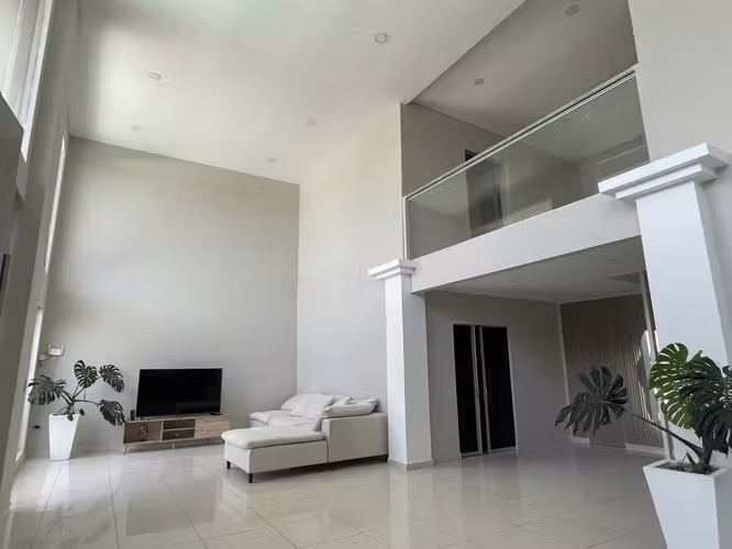 VENTA DE CASA MODERNA CON BODEGA Y OFICINAS EN LOURDES, COLÓN, LA LIBERTAD - Imagen 3