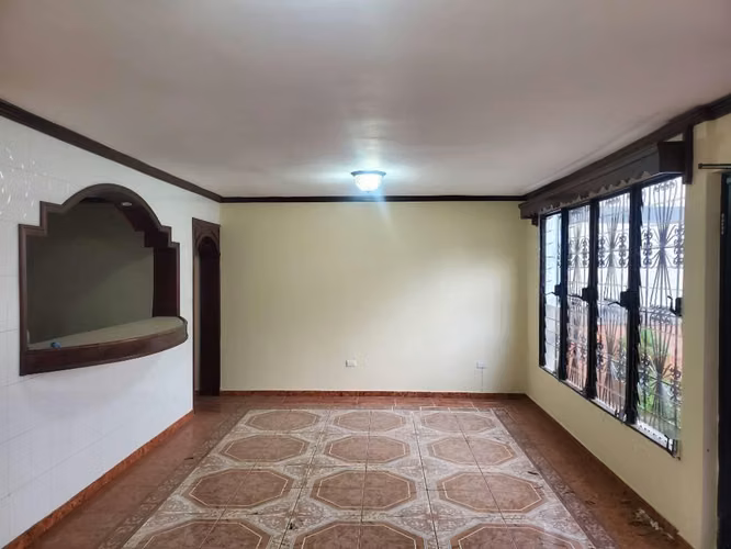 # SE ALQUILA CASA FRENTE A LOS JUZGADOS DE SAN MIGUEL