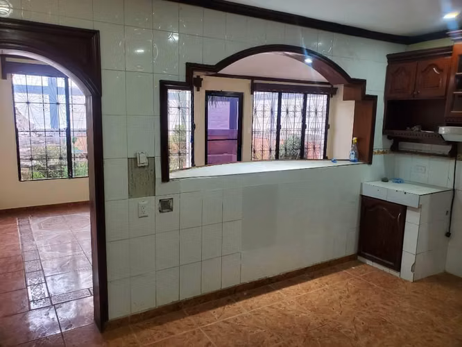 # SE ALQUILA CASA FRENTE A LOS JUZGADOS DE SAN MIGUEL
