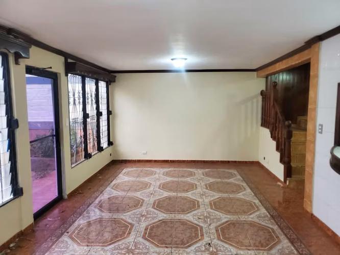 # SE ALQUILA CASA FRENTE A LOS JUZGADOS DE SAN MIGUEL