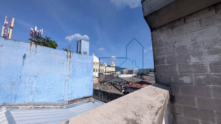 Alquilo edificio de 840 Mtrs en 3 niveles + sótano en Centro Historico