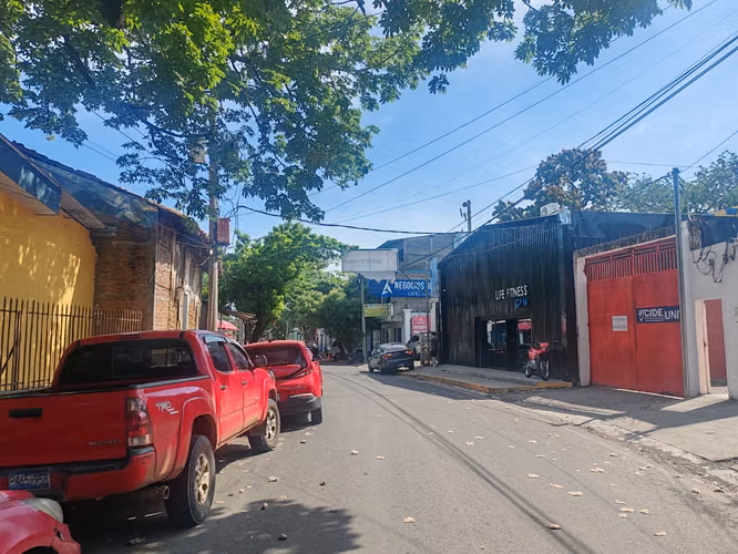 INMUEBLE  A 100 MTS DE AV. ROOSEVELT, SAN MIGUEL.