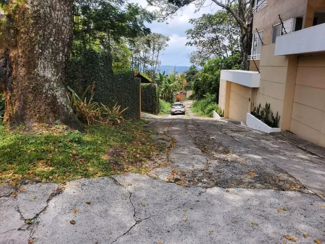 SE VENDE LOTE GRANDE EN LA PARTE ALTA DE LA EXCLUSIVA COLONIA ESCALÓN, SAN SALVADOR