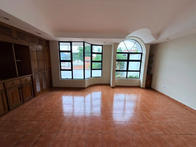 SE ALQUILA CASA ALTAMIRA ADENTRO DE LA PLUMA, GRANDE CON ESPACIOS