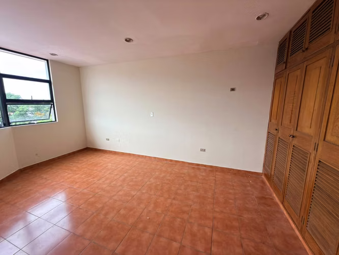 SE ALQUILA CASA ALTAMIRA ADENTRO DE LA PLUMA, GRANDE CON ESPACIOS