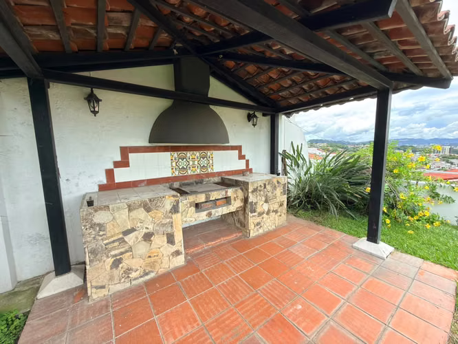 SE ALQUILA CASA ALTAMIRA ADENTRO DE LA PLUMA, GRANDE CON ESPACIOS