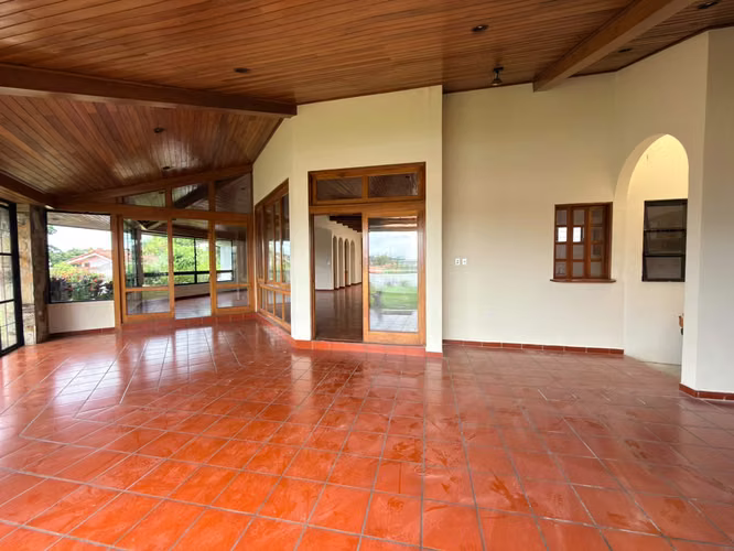 SE ALQUILA CASA ALTAMIRA ADENTRO DE LA PLUMA, GRANDE CON ESPACIOS