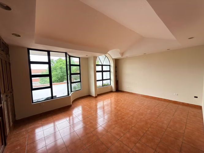 SE ALQUILA CASA ALTAMIRA ADENTRO DE LA PLUMA, GRANDE CON ESPACIOS