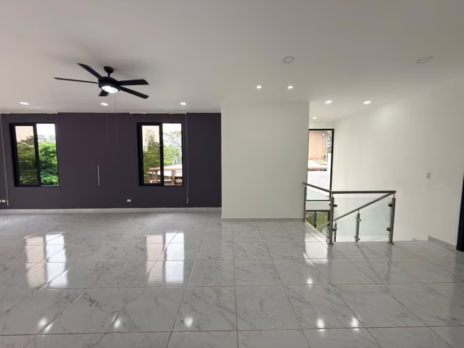 SE VENDE O SE ALQUILA CASA RESIDENCIAL LA MONTAÑA II, MODERNA - Imagen 3