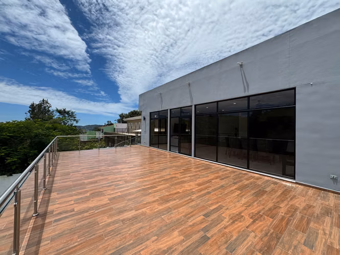 SE VENDE O SE ALQUILA CASA RESIDENCIAL LA MONTAÑA II, MODERNA - Imagen 19