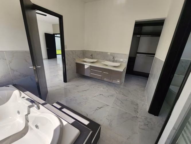 SE VENDE O SE ALQUILA CASA RESIDENCIAL LA MONTAÑA II, MODERNA - Imagen 15