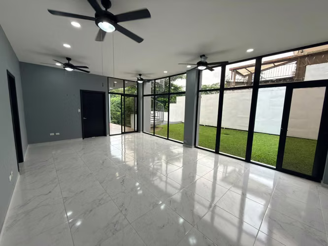 SE VENDE O SE ALQUILA CASA RESIDENCIAL LA MONTAÑA II, MODERNA - Imagen 2