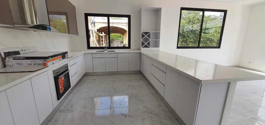 SE VENDE O SE ALQUILA CASA RESIDENCIAL LA MONTAÑA II, MODERNA - Imagen 5