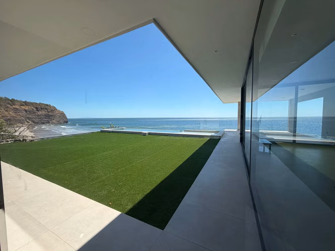¡Impresionante casa de playa frente al mar!