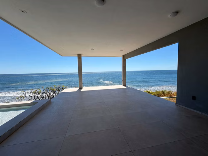 ¡Impresionante casa de playa frente al mar!