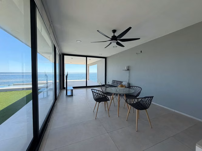 ¡Impresionante casa de playa frente al mar!