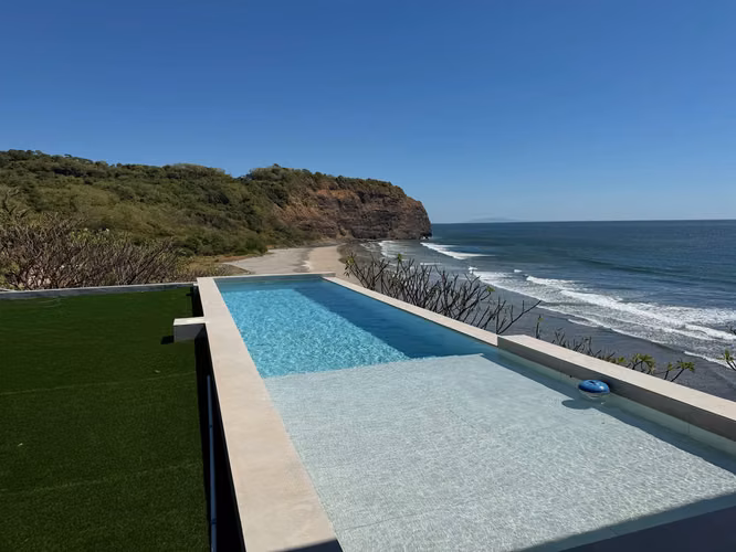 ¡Impresionante casa de playa frente al mar!