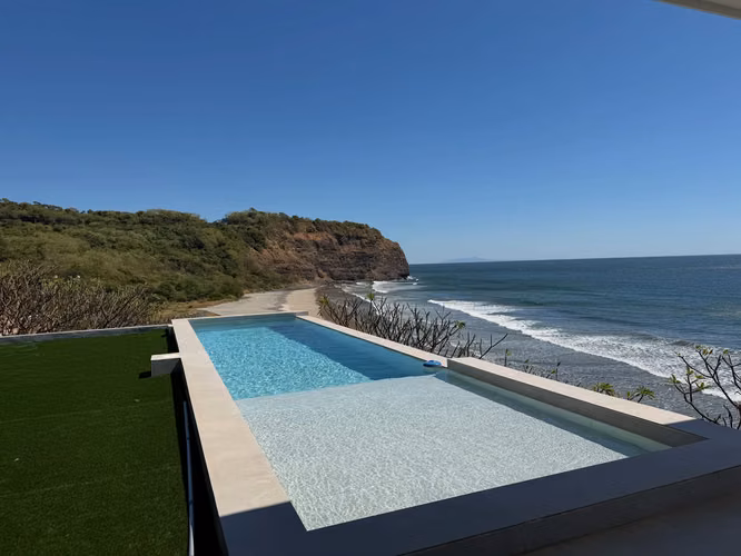 ¡Impresionante casa de playa frente al mar!