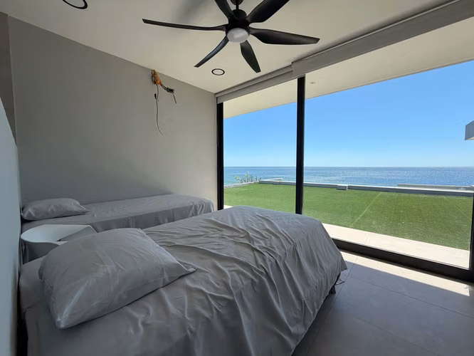 ¡Impresionante casa de playa frente al mar!