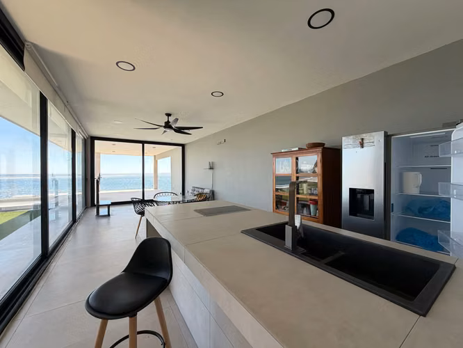 ¡Impresionante casa de playa frente al mar!