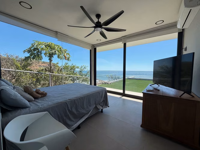 ¡Impresionante casa de playa frente al mar!
