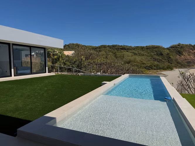 ¡Impresionante casa de playa frente al mar!