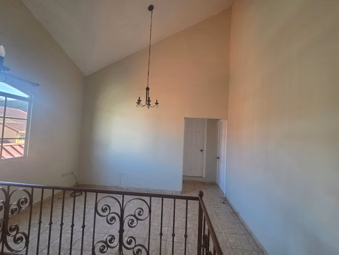 EN ALQUILER CASA VIA DEL MAR, CON ESTUDIO EN PRIMER NIVEL, PASAJE PRIVADO. - Imagen 8