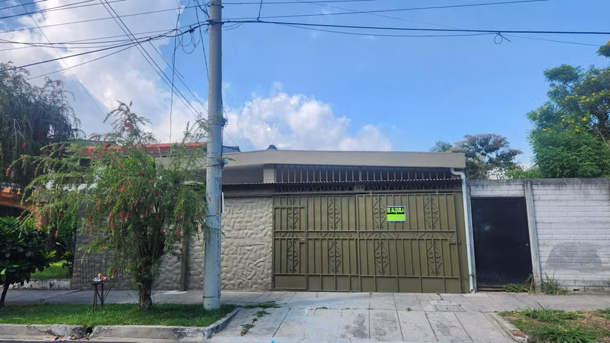 Casa Amplia en Antiguo Cuscatlán | 5 Habitaciones | Ideal para Oficina o Familia
