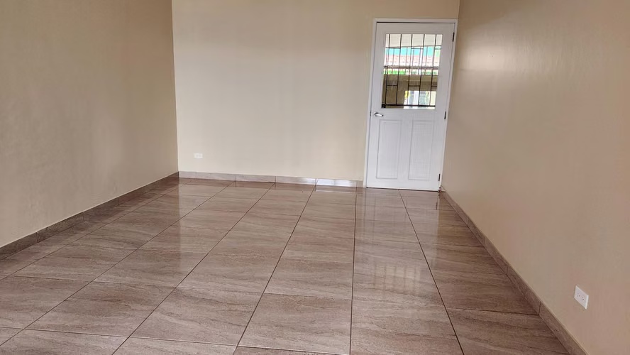 Casa Amplia en Antiguo Cuscatlán | 5 Habitaciones | Ideal para Oficina o Familia